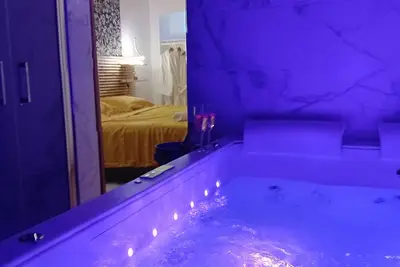Image de Maison avec un élégant jacuzzi Bluetooth music Lit king size mémoire de forme.