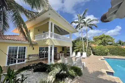 Image de Kas na Nort, House facing North, is a stylish holiday villa in a unique setting.