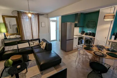 Image de Maison spacieuse avec terrasse, proche Cndbi, idéale pour familles et événements, animaux acceptés.