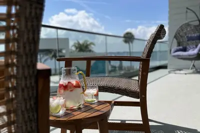 Image de Melbourne Riverfront condo by the beach, pool, hot tub, dock, washer/dryer