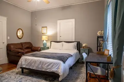Image de The Shabby Chic Studio - Cute 1-Bedroom Close to Unc!