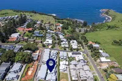 Image de Salt on Morrow -  a stylish and inviting holiday rental situated in the charming seaside town