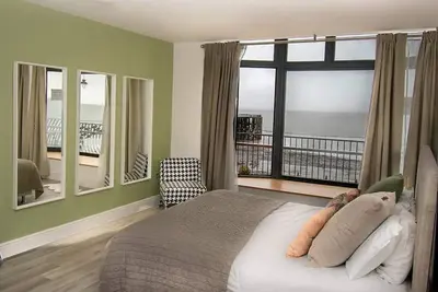 Image de Seaside Bliss:1-Bedroom Apt with Sea Views