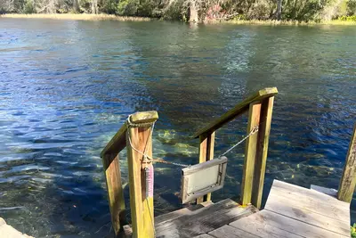 Image de End of the Rainbow Retreat! 3-Bed Home on Rainbow River: Kayaks, Games, and more!