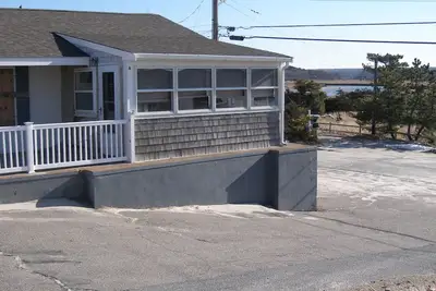 Image de 217 N Shore Blvd - Charming cottage, Scorton Creek views, private beach access