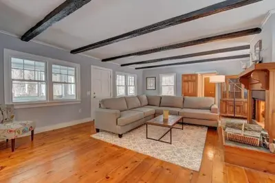 Image de Private Lake Cottage on 3 acres w/350 sq. ft. deck\n