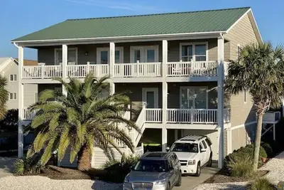 Image de Great Location-Holden Beach 6 Br 5. 5 Bth, 5 min. walk to Beach, Park & Eateries!