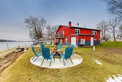 Image de 2nd-floor lakefront walk-up with on-site kayaks, water mats, & firepit