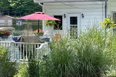 Image de The Lake house is a beautiful house within 20’ of Hamlin Lake. Beautiful views.