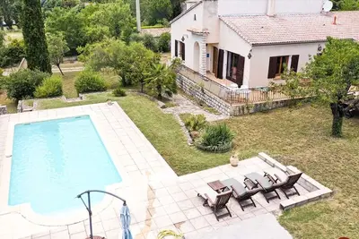 Image de Maison pour 10 personnes, jardin arboré, piscine privée.