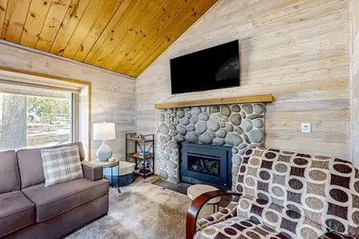 Image de Central Oregon cabin with Sharc amenities, fireplace, & grill - near skiing