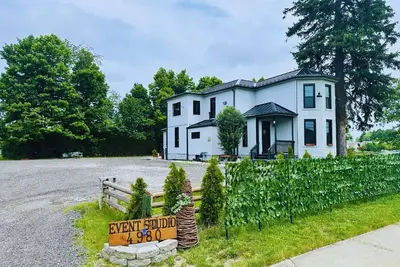 Image de Modern City Studio with Water Views & Historic Charm