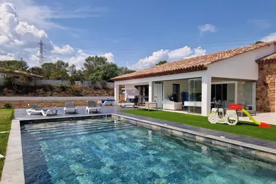 Au Cœur des Vignes non Loin de la Mer. Loue Villa Standing, Repos Assuré