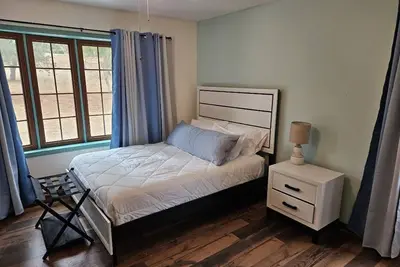 Image de Remodeled, 2 primaries with en-suites, and 1000' gameroom minutes from Nationals