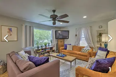 Image de 23 Skidoo-Walk to restaurants- Pack-n-Play, cozy beds & high chair and toys!