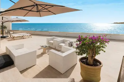 Image de Sea front villa with direct access to the sea