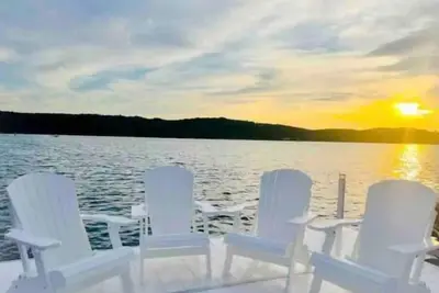Image de Walloon Lake Waterfront! Private Beach! Pets! Fireplace!