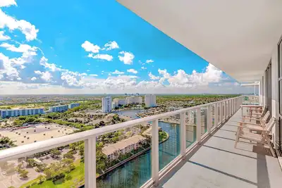 Image de Breathtaking Views Just Steps from the Beach