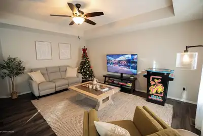 Image de King Bed, Smart Tv, Tesla Charger, Garage, Quiet Neighborhood, 15 min Downtown!