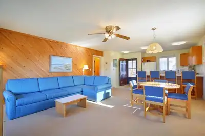 Image de Spacious 2 Br 2 Bath 2 Blocks from beach. Indoor/ outdoor pool. On golf course