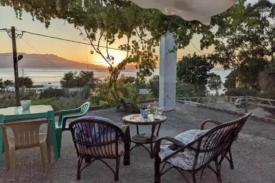 Image de Bright rooms with sea view 30m away from the beach