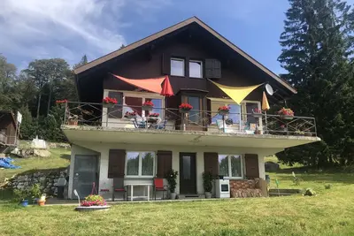 Chalet sur le Balcon du Jura. Grands espaces, air pur, randonnées. . .
