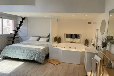 Image de Maison de ville dotée d'un jacuzzi à 15 minutes de l'Arc de Triomphe.