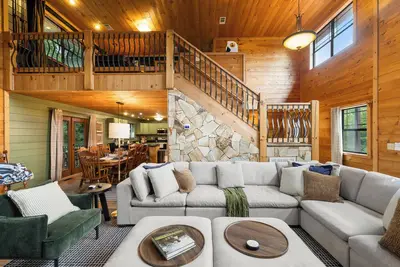 Image de Luxe Family Cabin w Hot Tub, Sauna, Game Room, & Fire Pit. Only 10 Min to Helen