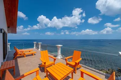 Image de New-Oceanfront Penthouse West End