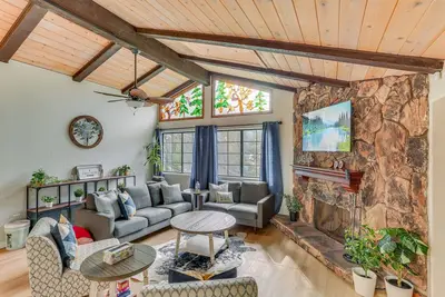 Image de Crestline Home w\/ Private Hot Tub: Steps to Lake!