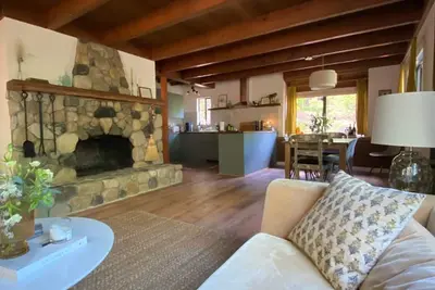 Image de Cozy hideaway nestled in the quaint mountain town of Idyllwild