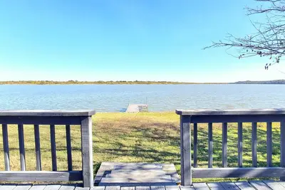 Lakeside Retreat: Kayaks, Fishing, Relaxing Sunsets