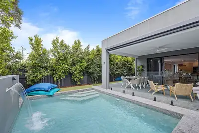 Image de Sunny, magnesium pool, 500m walk to beach, Wi-Fi, 130\" screen, work stations.