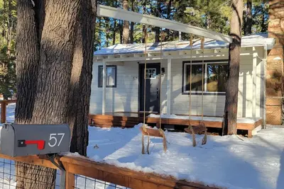 Image de Charming Lakeside Cottage/ Your Cozy Fall & Winter Mountain Escape