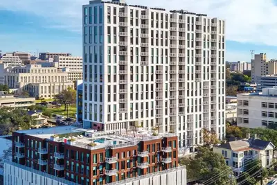 Image de Downtown Austin: Luxe 2-Bed Condo with Rooftop Pool & F1 Thrills! \n