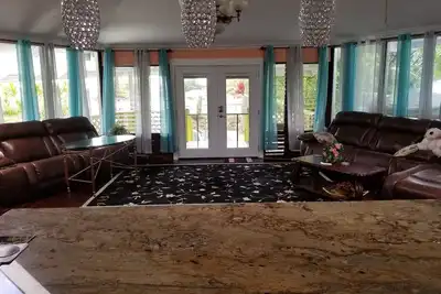 Image de Spacious 4 bedroom 3 bathroom fully remodeled home.