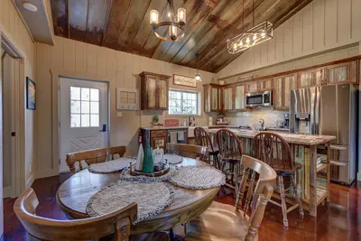 Image de Wooded lot with pond, deer feeder, 3 minutes to downtown Brenham.
