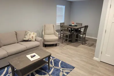 Image de New remodeled apartment Perfect for the business trip or in town for family.