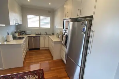 Image de Enjoy a spacious, light filled, convenient to all beaches Bondi apt