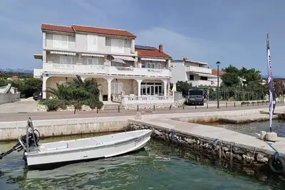 Image de Appartement de deux chambres prés de la plage Barbat, Rab (A-22364-a)