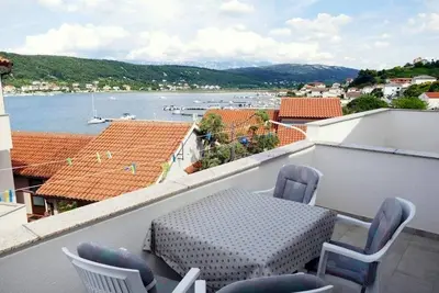 Image de Appartement de deux chambres avec la terrasse et la vue sur le mer Supetarska Draga - Donja, Rab (A-22365-d)
