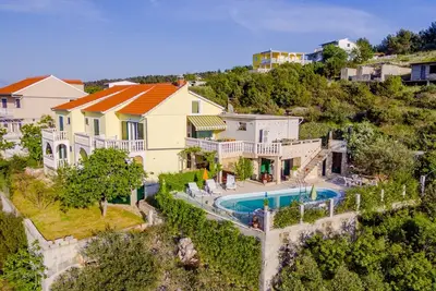 Image de Appartement de trois chambres avec la terrasse et la vue sur le mer Mastrinka, Ciovo (A-22372-a)
