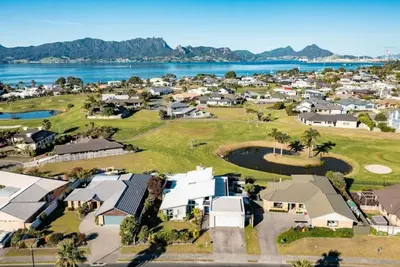 Image de One Tree Point Beside Golf Course