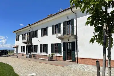 Image de Joli appartement pour 4 personnes avec Wifi, Tv, terrasse, vue panoramique et parking, près de Asti