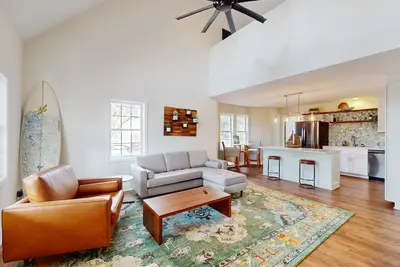 Image de Idyllic retreat with surfboards, hot tub, open layout, & firepit - dog-friendly