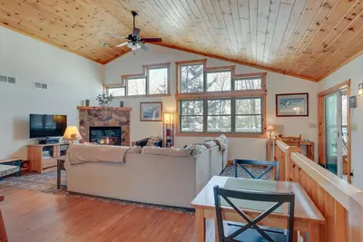 Image de Lakefront Tomahawk Getaway w\/ Deck & 2 Fireplaces!