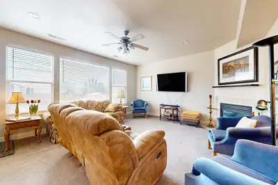 Image de Mountain view dog-friendly home with enclosed yard, jetted tub, desk, grill, Ac