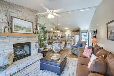 Image de Lakefront Osage Beach Abode w/ Grill & Pool Access