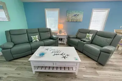Image de Beachside Bungalow – Steps from the Beach