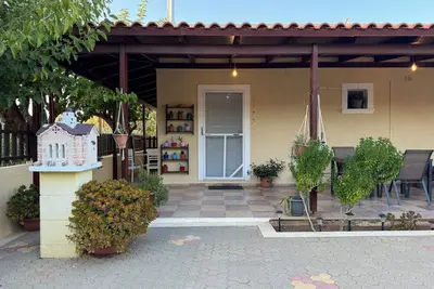 Image de Golden Horizon Retreat: 1 min walk from the sea, outdoor patio, family friendly!